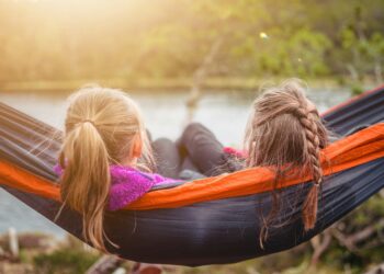 Selon plusieurs études, avoir une soeur rendrait plus heureux et même plus optimiste